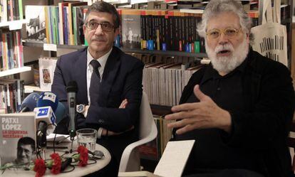 Patxi López y Joaquín Estefanía, en la presentación del libro del candidato del PSOE.