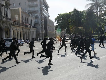 La policía corre durante las protestas del pasado domingo en La Habana, Cuba.