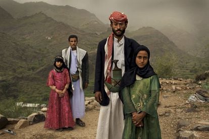 Primer premio dentro del a categoría de 'Reportajes de temas contemporáneos'. Tahani, de seis años y vestida de rosa, posa con su marido Majed, de 25, mientras su excompañera de clase, Ghada, también novia, posa con su futuro marido, en Hajjaj, Yemen. La mitad de las yemeníes son casadas cuando son aún niñas. (La fotografía fue publicada en National Geographic y pertenece a la agencia VII)
