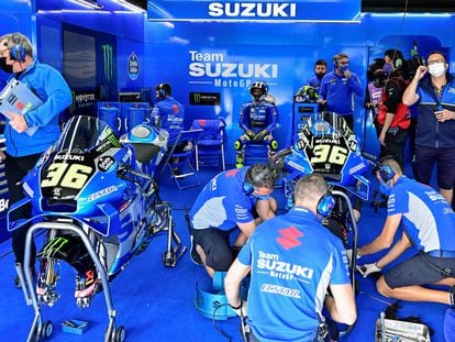 Joan Mir, al fondo con casco, espera su turno en el garaje de Suzuki durante la primera sesión de entrenamientos en Jerez, el pasado fin de semana.