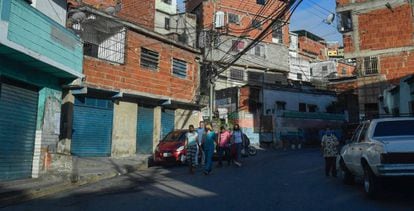 Un grupo de personas camina en una calle de Petare, el barrio más grande de Venezuela, en septiembre. 