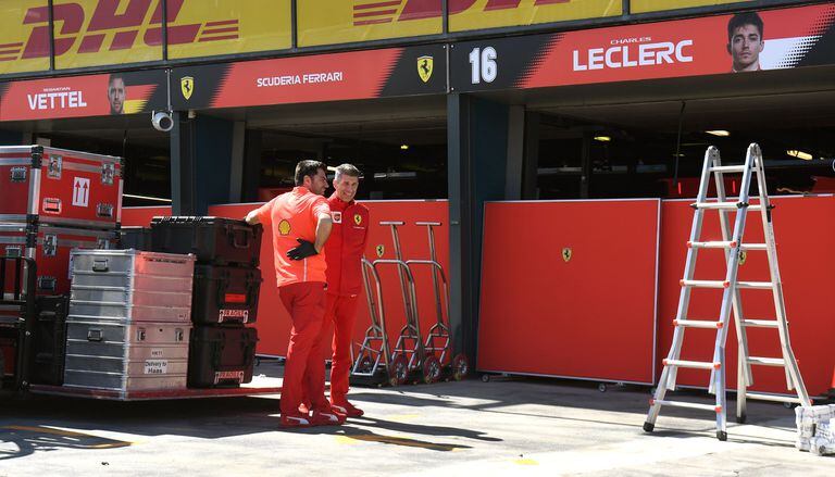 Miembros del equipo Ferrari en el circuito de Albert Park (Australia).
