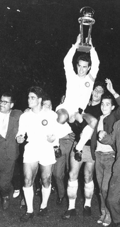 Zárraga levanta la Intercontinental, a hombros de Chus Herrera (a su derecha) y Domínguez