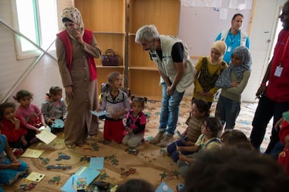 Imanol Arias, con un grupo de niños sirios en uno de los espacios amigos de la infancia del campo de refugiados de Za’atari.