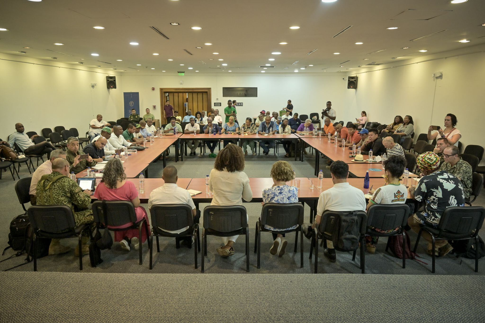 Vera Grabe, Iván Cepeda y María José Pizarro, junto a la gobernadora del Chocó, Nubia Carolina Córdoba, en las mesas de diálogo con el ELN en Quibdó, el 17 de febrero.