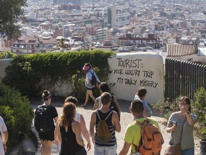 Pintadas contra los turistas en Barcelona.