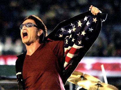 Bono muestra las barras y estrellas de la bandera estadounidense en el interior de su chaqueta durante la actuación de la banda en la Super Bowl de 2002, en Nueva Orleans.