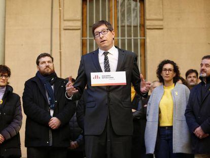 El exconsejero Mund&oacute;, reci&eacute;n salido de la c&aacute;rcel, ayer en un acto de ERC en la antigua prisi&oacute;n de Barcelona.