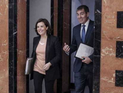 Sáenz de Santamaría, con el presidente de Canarias, Fernando Clavijo, este lunes.