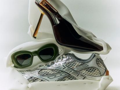 'Stilettos' de infarto o 'ugly sneakers', esa es la cuestión. En la fotografía, salones en piel con tacón metálico de Saint Laurent por Anthony Vaccarello; zapatillas Orbit, de Bottega Veneta, y gafas de sol modelo Inflated, de Loewe.