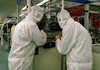 Dos científicos en la planta de Sony DADC en Salzsburgo.
