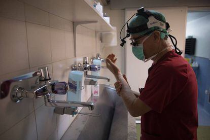 El doctor Manuel López Santamaría, jefe de servicio de Cirugía Pediátrica y responsable de la Unidad de Trasplantes Digestivos del Hospital Universitario La Paz, se prepara y se lava las manos antes de entrar al quirófano.