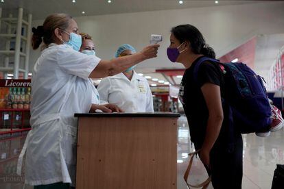 Una turista, en un control sanitario del Aeropuerto José Martí, de la Habana.