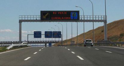 Entrada al peaje de la autopista radial R-2 que une Madrid y Guadalajara 