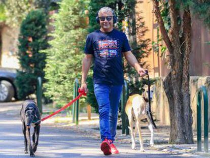 El presentador de Telecinco se recupera en su hogar, pasea a sus perros, se rodea de los suyos, incluido su exnovio, y sigue a rajatabla las recomendaciones de los médicos