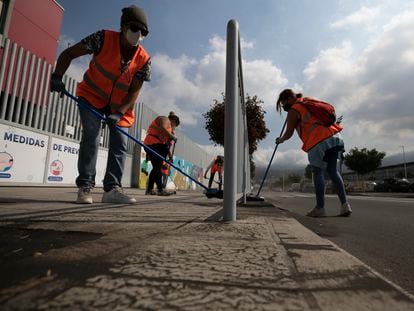 Un grupo de barrenderas del Ayuntamiento de Los Llanos limpia el acceso a un colegio del municipio.