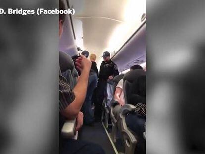 Vídeo del momento en el que empleados de United Airlines echan por la fuerza a un pasajero