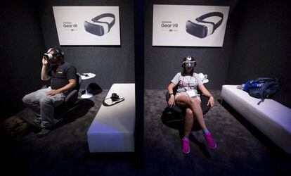 Espectadores usan gafas de realidad virtual en Hollywood, en 2015.