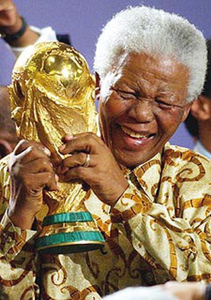 Mandela, con la Copa del Mundial tras la elección de Suráfrica para sede de 2010.

/AP