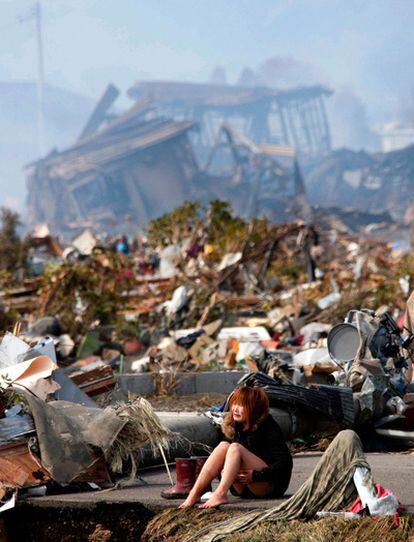 Una mujer llora en medio de la destrucción en la ciudad de Natori, en la prefectura de Miyagi, al norte de Japón.