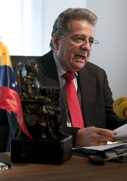 El embajador de Venezuela en España, Isaías Rodríguez, durante la rueda de prensa en la que dudó de que la confesión fuera voluntaria.