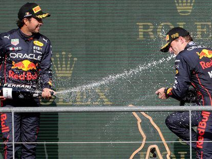 Checo Pérez y Max Verstappen celebran el 1-2 para Red Bull, este domingo en Bélgica.