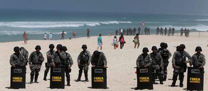PROTESTAS CONTRA LA SUBASTA. Barrera policial en la playa de la Barra de Tijuca, en Río de Janeiro.