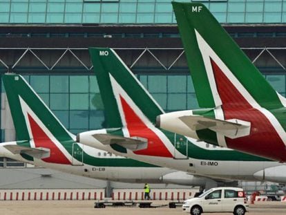 Vista de varios aviones de la compa&ntilde;&iacute;a Alitalia en el aeropuerto Leonardo da Vinci de Fiumicino, Roma.