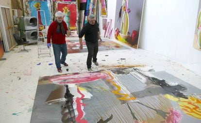 Pedro Almodóvar (izquierda) y el artista Jorge Galindo, durante el proceso creativo en el estudio de este en Borox (Toledo).