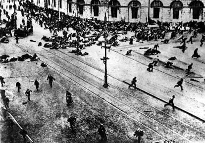 Protesta bolchevique dispersada por ametralladoras durante la Revolución Rusa en Petrogrado, 1917.