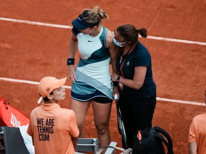 Paula Badosa es atendida por la médico durante el partido contra Kudermetova.