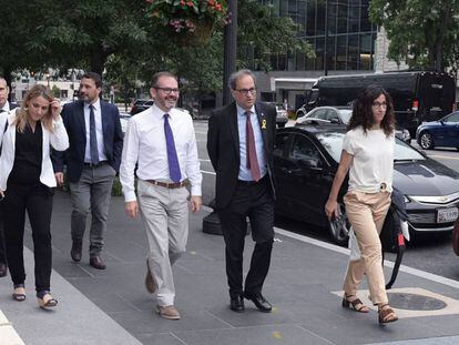 El president de la Generalitat de Catalunya, Quim Torra (2d), camina per Washington amb alguns membres de la seva comitiva.
