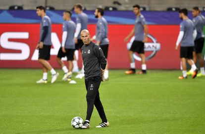 Zidane, en el entrenamiento del equipo blanco días antes del partido frente al Borussia Dortmund, el 26 de septiembre 2016.