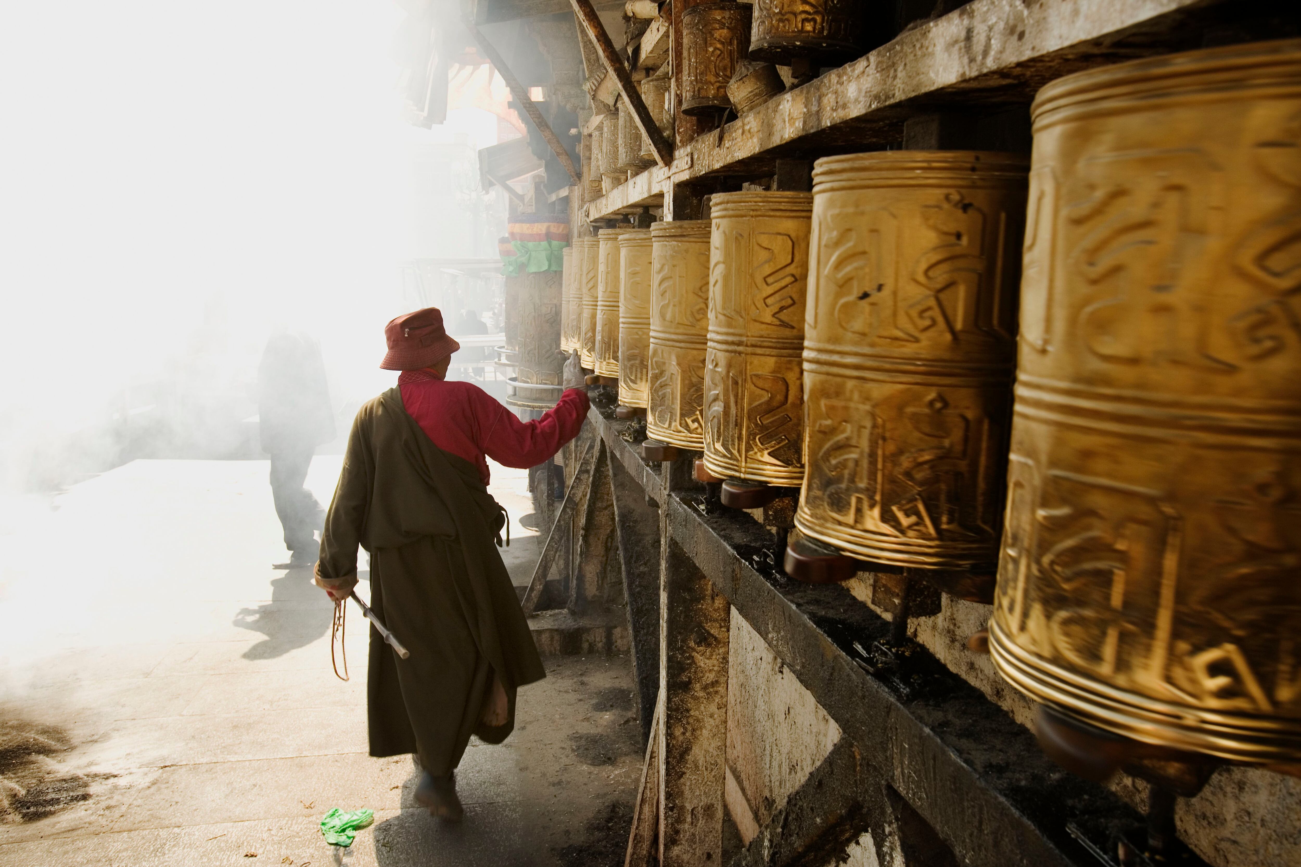 Las llamadas ruedas de plegarias (o molinillos de oración) en un templo budista en Lhasa (Tíbet).