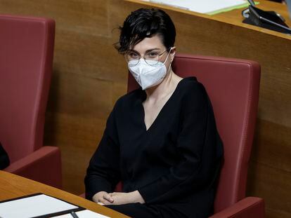La diputada de Compromís en Les Corts Valencianes Aitana Mas ha recibido el cariño del resto de grupos parlamentarios en el pleno de este jueves, el primero al que ha asistido después de que anunciara en redes sociales que padece cáncer.