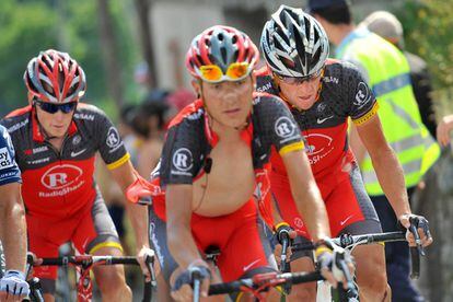 Jani Brajkovic, entre Chris Horner (izquierda) y Lance Armstrong, en la etapa que terminó en Morzine-Avoriaz en el Tour 2010.