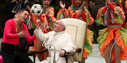 El papa Francisco, durante una audiencia a los miembros del Circo del Cuba en el Vaticano.