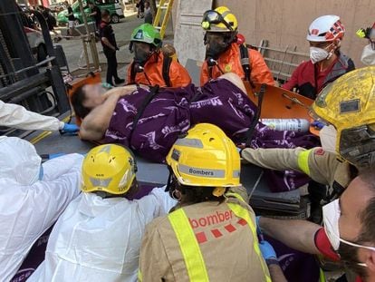 Los bomberos rescatan a un hombre de 250 kilos atrapado entre la basura en su piso de El Prat