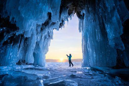 La isla de Oljón esconde fotogénicos rincones como esta fabulosa gruta de hielo azul. Es una de las 27 islas que hay en el lago Baikal, y también un importante centro espiritual de los chamanes buriatos, pueblo siberiano de etnia mongola que practica el budismo tibetano. El Baikal, con más de 600 kilómetros de largo y 79 de ancho, constituye además una de las mayores reservas de agua dulce del planeta. Y más de la mitad de las 2.400 especies de plantas y animales que viven en sus aguas y sus orillas son endémicas.