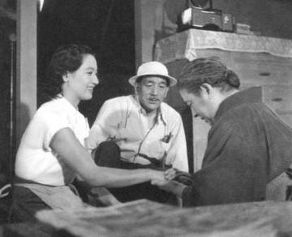Setsuko Hara (izquierda) y Ozu, en el rodaje de 'Cuentos de Tokio'.