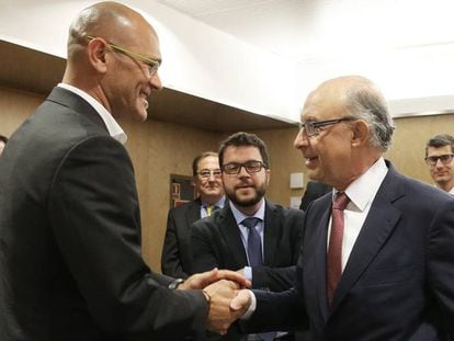 El consejero catalán de Exteriores, Raül Romeva, saluda al ministro de Hacienda, Cristóbal Montoro, este viernes.