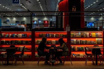 Visitantes de la Feria Internacional del Libro (FIL) recorren los pasillos y compran libros el 25 de noviembre de 2023 en Guadalajara, México. La FIL tiene como invitada de honor a la Unión Europea.