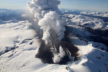 Imagen suministrada por el Ejército de Chile que muestra al volcán Cerro Hudson, en el sur del país, en erupción. Las autoridades decretaron la alerta roja en octubre pasado. Los habitantes de las poblaciones cercanas han sido evacuados.