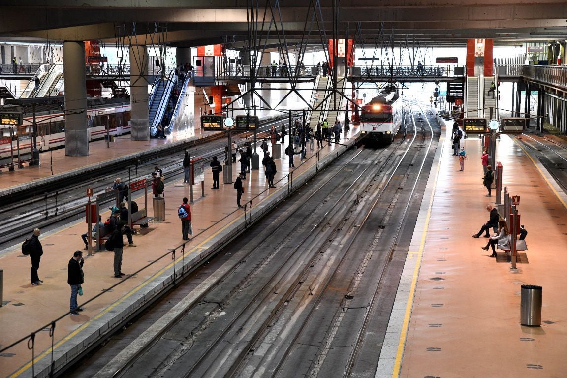 Pasajeros sofocados, retrasos de una hora y viajes que terminan a pie en un lunes de colapso en el Cercanías de Madrid