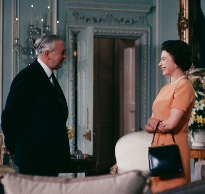 La reina Isabel II charla con el primer ministro Harold Wilson en el palacio de Buckingham en junio de 1969. Wilson entonces llevaba cuatro años gobernando y le quedaba solo uno al frente del gobierno.