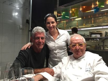 Anthony Bourdain con Elena y Juan Mari Arzak en el restaurante de la familia, en 2016.