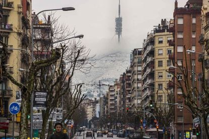 Vista de la montaña nevada desde la calle Urgell.