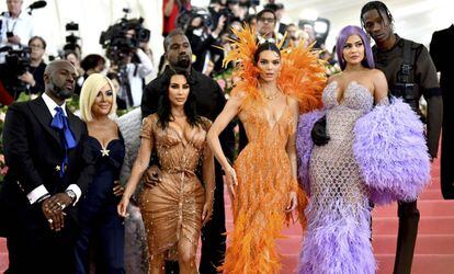De izquierda a derecha, Corey Gamble, Kris Jenner, Kim Kardashian (con Kanye West detrás), Kendall Jenner, Kylie Jenner y Travis Scott en la gala del Met.