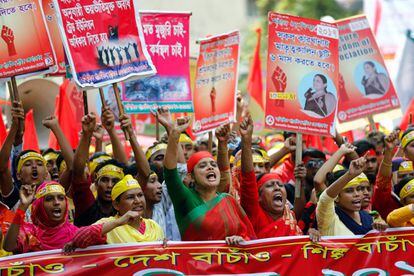 Un grupo de manifestantes gritan consignas para exigir salarios razonables y seguridad de los trabajadores durante la manifestación en Dhaka (Bangladesh).