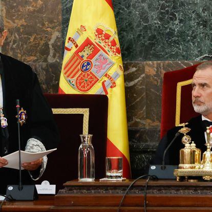 El rey Felipe VI escucha el discurso del presidente interino del Tribunal Supremo Francisco Marín Castán, durante el acto de apertura del Año Judicial el pasado 7 de septiembre.